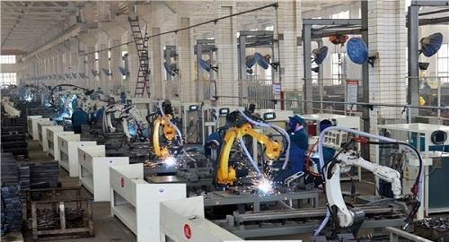 富士康開(kāi)啟熄燈工廠時(shí)代 機(jī)器人引領(lǐng)智能化轉(zhuǎn)型與推廣